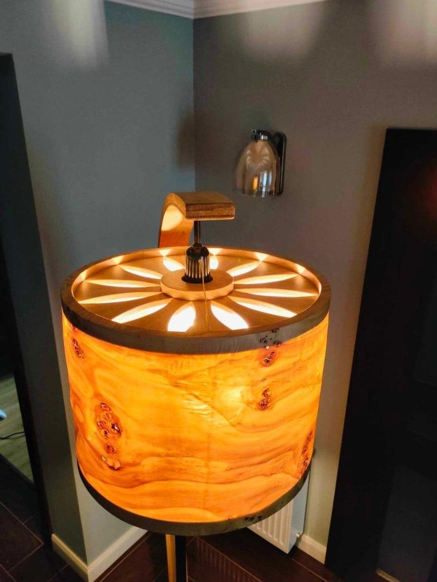 Illuminated amber daisy lamp